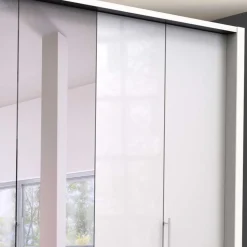 Breiter Kleiderschrank mit drei Falttüren - Dolienca