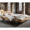 Designbett aus Eichenbalken mit Metallfüßen - Frenanda