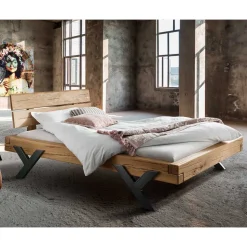 Designbett aus Eichenbalken mit Metallfüßen - Frenanda