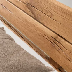 Designbett aus Eichenbalken mit Metallfüßen - Frenanda