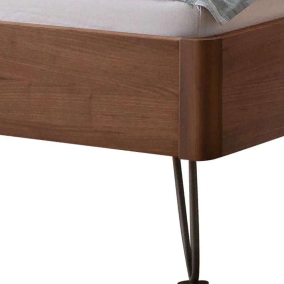 Doppelbett aus Nussbaum mit Stahlfüßen - Gedessa